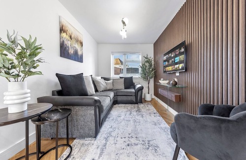London Borough of Hounslow House | Spacious 4BR Home in Brentford, Free Parking