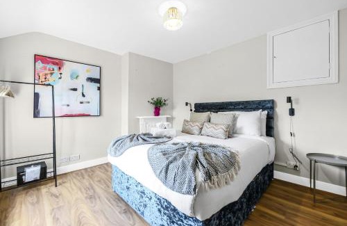 Clapton Apartment | Spacious 4BR Home with Garden Close to Transport