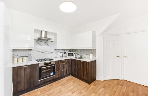 Clapton Apartment | Spacious 4BR Home with Garden Close to Transport