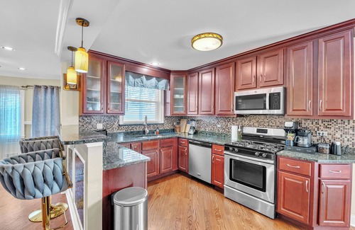 Belmont Cragin House | Spacious 4BR Home. Your Cozy Home Away from Home