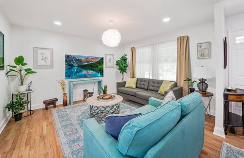 Yorkshire House | Spacious 4BR House- EV Charger- Close to UD