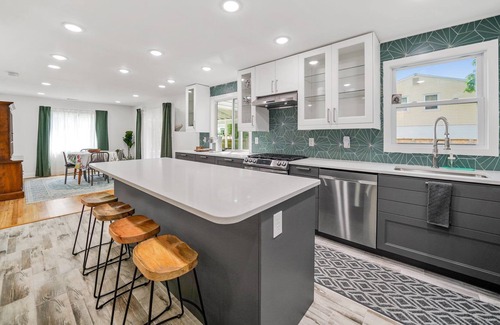 Yorkshire House | Spacious 4BR House- EV Charger- Close to UD
