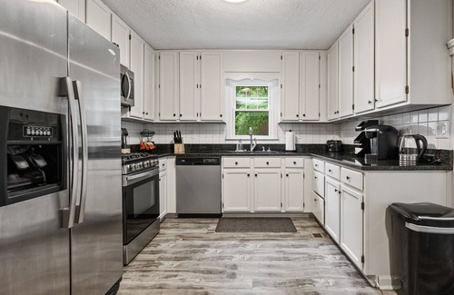 Clarkdale House | Spacious 4BR in Marietta with Modern Amenities