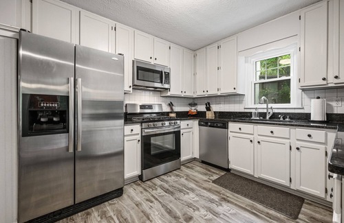 Clarkdale House | Spacious 4BR in Marietta with Modern Amenities