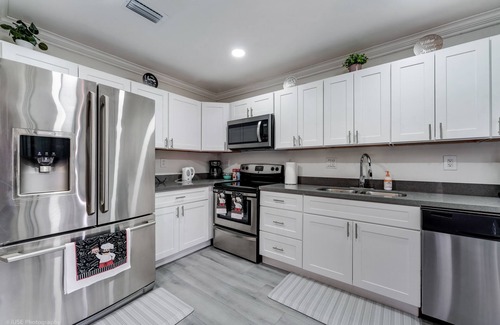 Ives Estates House | Spacious 4BR Miami Townhome | Communal Pool