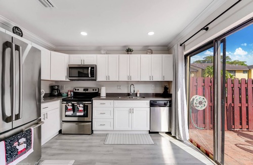 Ives Estates House | Spacious 4BR Miami Townhome | Communal Pool