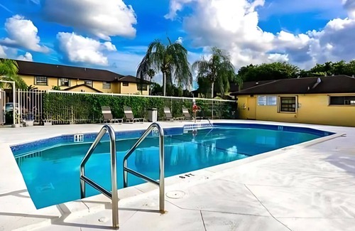 Ives Estates House | Spacious 4BR Miami Townhome | Communal Pool