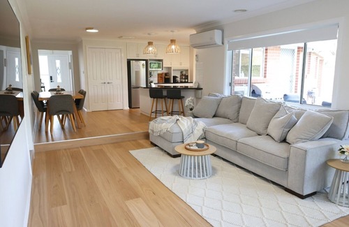 Tatton House | Spacious 4BR Retreat in Ideal Suburb of Tatton - Pet Friendly