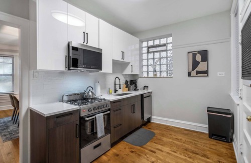Rogers Park Apartment | Spacious 4BR Retreat