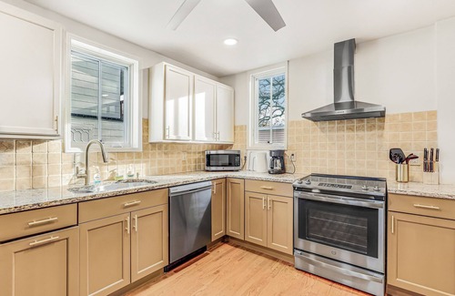 Asbury Park Apartment | Spacious 4BR Sleeps 10 - Walk to Asbury Park Beach & Downtown!