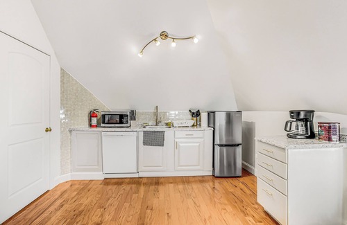 Asbury Park Apartment | Spacious 4BR Sleeps 10 - Walk to Asbury Park Beach & Downtown!
