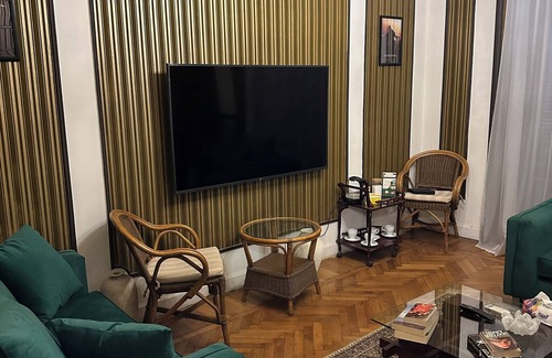Qasr an-Nil Apartment | Spacious 5-bedroom apartment with AC, WiFi in fantastic Cairo Governorate