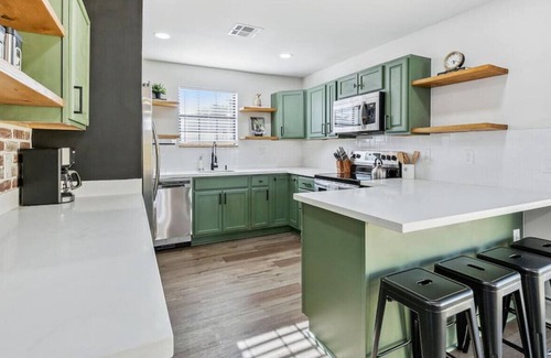 West Riverside House | Spacious 5 Bed / 3 Bath Near St. Charles!
