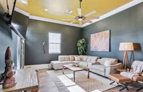 West Riverside House | Spacious 5 Bed / 3 Bath Near St. Charles!