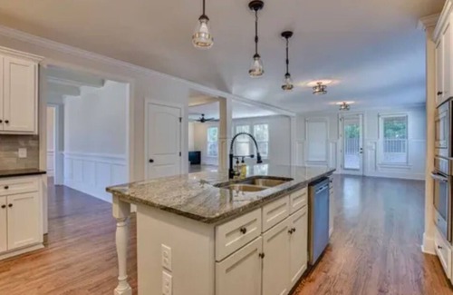Martinez House | Spacious 5-bed fully furnished house in welcoming Evans with fitness room, WiFi
