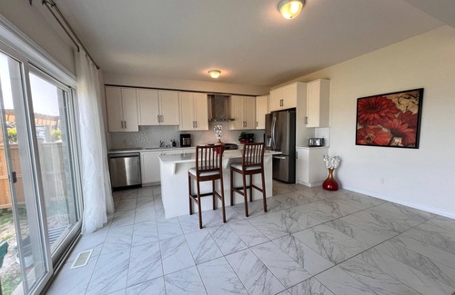 Ayr House | Spacious 5-Bed home, Bedm on Main Floor, 10/15 min to Paris/Cambridge/Kitchener