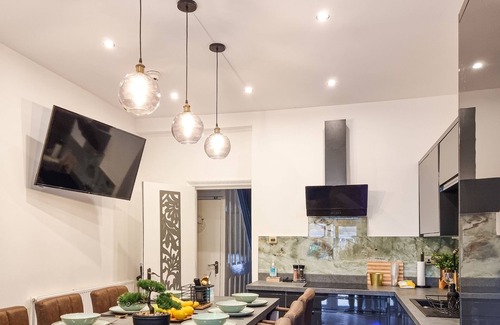 Manchester House | Spacious 5-Bed Home with Large Garden