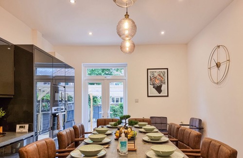 Manchester House | Spacious 5-Bed Home with Large Garden