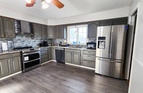 Buechel House | Spacious 5 Bed King Suite Renovated Home In Louisville Near Park Airport and DT