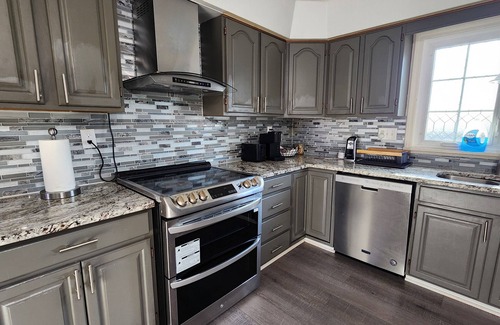 Buechel House | Spacious 5 Bed King Suite Renovated Home In Louisville Near Park Airport and DT