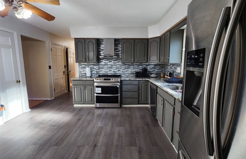 Buechel House | Spacious 5 Bed King Suite Renovated Home In Louisville Near Park Airport and DT