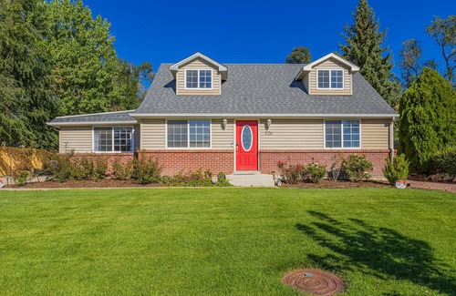 Stratmoor House | Spacious 5-bedroom home near top Co. Springs attractions