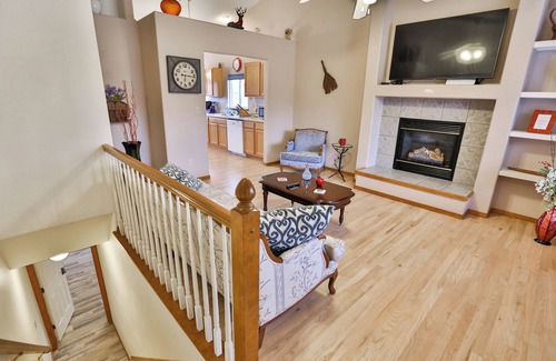 Northeast Colorado Springs House | Spacious 5-bedroom house with WiFi, AC in enchanting Colorado Springs