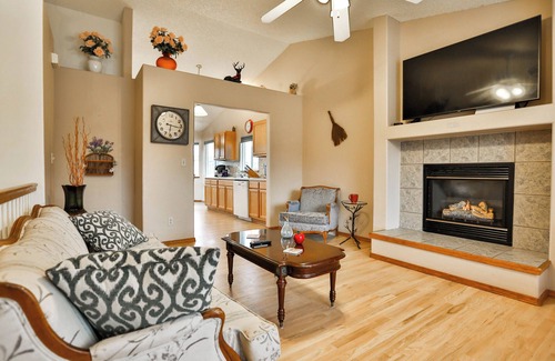 Northeast Colorado Springs House | Spacious 5-bedroom house with WiFi, AC in enchanting Colorado Springs