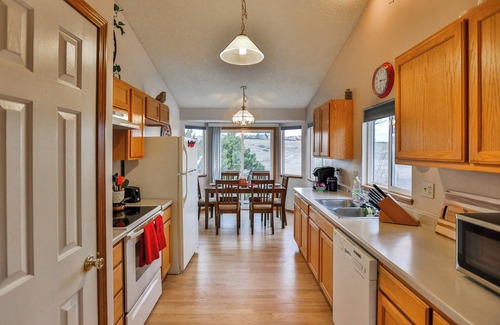 Northeast Colorado Springs House | Spacious 5-bedroom house with WiFi, AC in enchanting Colorado Springs