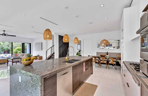 Colee Hammock House | Spacious 5-bedroom Modern Mansion in las olas Fort Lauderdale/sleeps 12