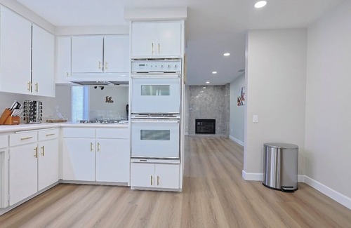 Upland House | Spacious 5-bedroom 2-bathroom house with AC and WiFi in marvelous Upland