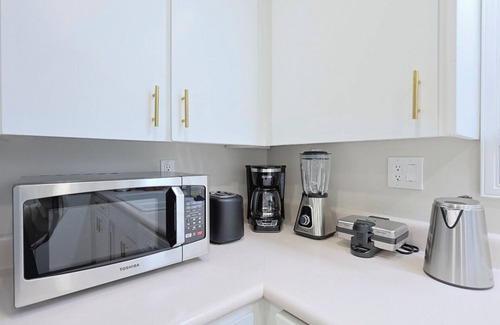 Upland House | Spacious 5-bedroom 2-bathroom house with AC and WiFi in marvelous Upland