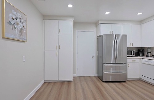 Upland House | Spacious 5-bedroom 2-bathroom house with AC and WiFi in marvelous Upland
