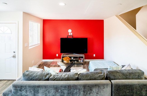Los Angeles Apartment | Spacious 5 Bedroom 3 Bath Modern Home by Downtown LA With Parking