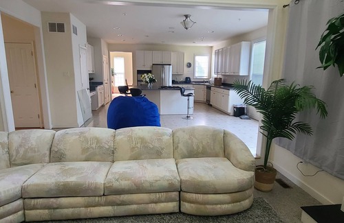 Woodmore House | Spacious 5-bedroom 4-bath house with office in Bowie AC, WiFi. Enjoy your stay