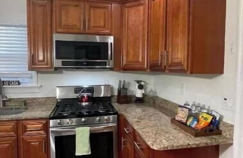 Lynn Apartment | Spacious 5-bedroom apartment with AC, WiFi in pleasant Lynn