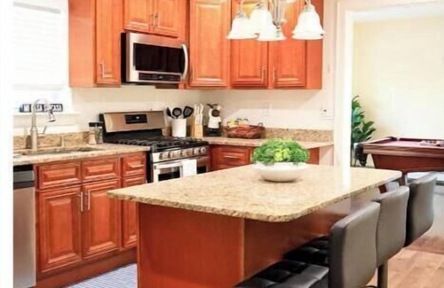 Lynn Apartment | Spacious 5-bedroom apartment with AC, WiFi in pleasant Lynn