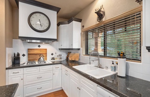 Bass Lake Cabin | Spacious 5 Bedroom Bass Lake Cabin with Bonus Room. Bass Lake Luxury!
