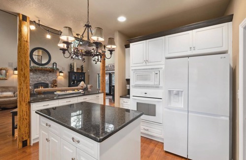 Bass Lake Cabin | Spacious 5 Bedroom Bass Lake Cabin with Bonus Room. Bass Lake Luxury!