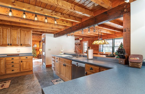 Chester Ski Chalet | Spacious 5-bedroom chalet with AC and WiFi in charming Chester