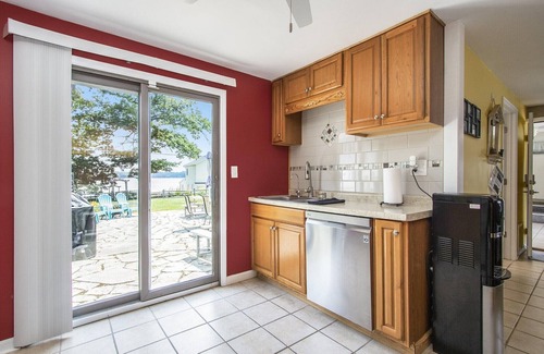 Sister Lakes Cottage | Spacious 5-bedroom cottage in charming Dowagiac with AC