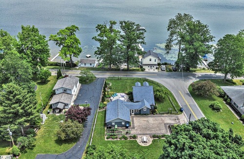 Sister Lakes Cottage | Spacious 5-bedroom cottage in charming Dowagiac with AC