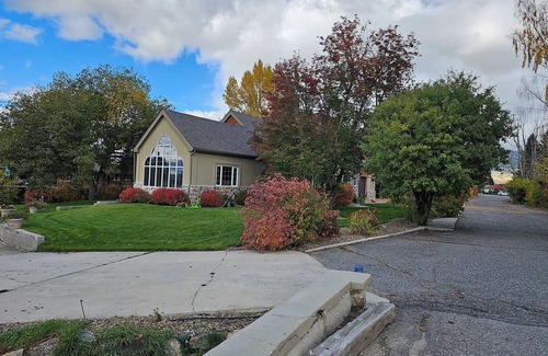 Butte House | Spacious 5 Bedroom, family-friendly home on Stunning Golf Course In Butte, MT