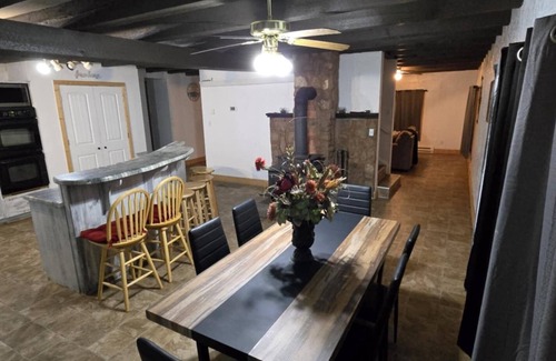 Blanding Cabin | Spacious 5-bedroom Farmhouse cabin in charming Blanding with AC, WiFi