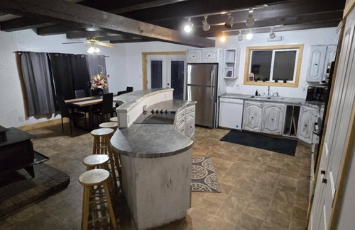 Blanding Cabin | Spacious 5-bedroom Farmhouse cabin in charming Blanding with AC, WiFi