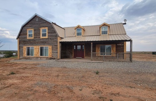 Blanding Cabin | Spacious 5-bedroom Farmhouse cabin in charming Blanding with AC, WiFi