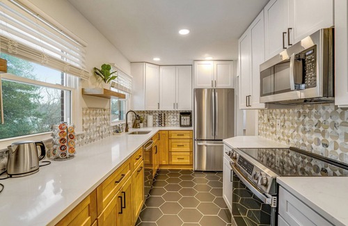 Alexandria West House | Spacious 5-bedroom house with AC, WiFi in delightful Alexandria