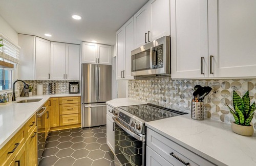 Alexandria West House | Spacious 5-bedroom house with AC, WiFi in delightful Alexandria