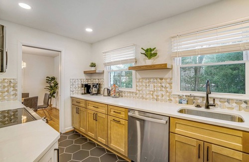 Alexandria West House | Spacious 5-bedroom house with AC, WiFi in delightful Alexandria