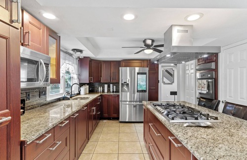 New London House | Spacious 5-bedroom house in charming New London, CT with WiFi & a Game Room.